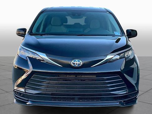 Used 2024 Toyota Sienna LE image 4