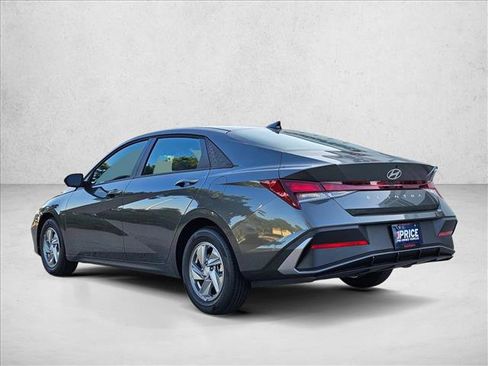 Used 2026 Hyundai Elantra SE FWD image 8