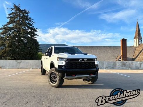 Used 2022 Chevrolet Silverado 1500 ZR2 w/ Technology Package image 2