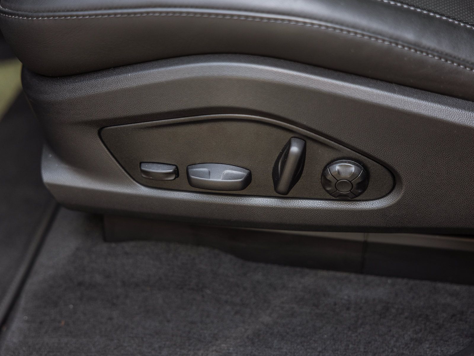Certified 2025 Porsche Macan 4 Electric AWD/4WD image 16