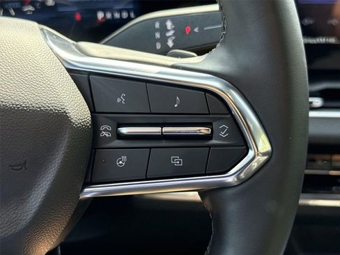 Used 2025 Chevrolet Equinox LT FWD image 33