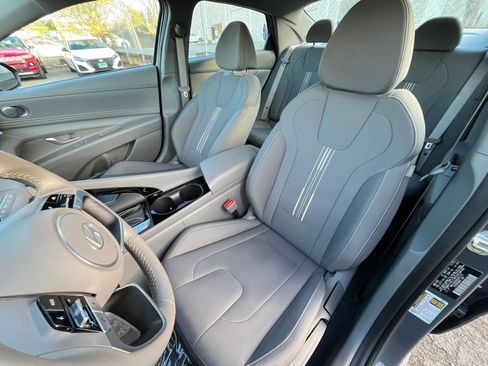 Used 2025 Hyundai Elantra SEL image 34