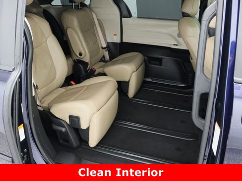 Used 2023 Toyota Sienna Limited image 38