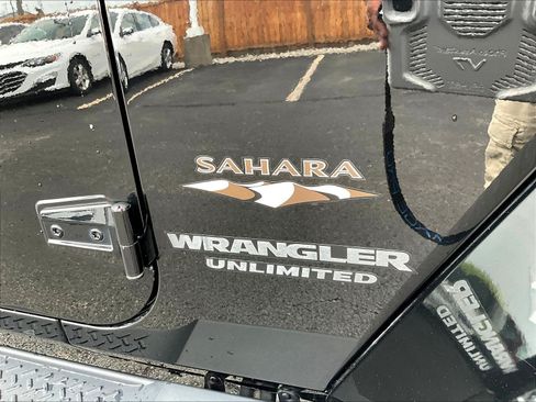 Used 2017 Jeep Wrangler Unlimited Sahara w/ Connectivity Group AWD/4WD image 24