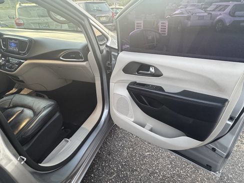 Used 2020 Chrysler Pacifica Touring-L image 15