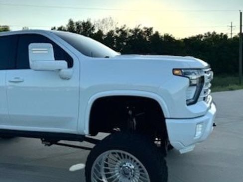 Used 2024 Chevrolet Silverado 2500 LTZ w/ LTZ Convenience Package AWD/4WD image 4
