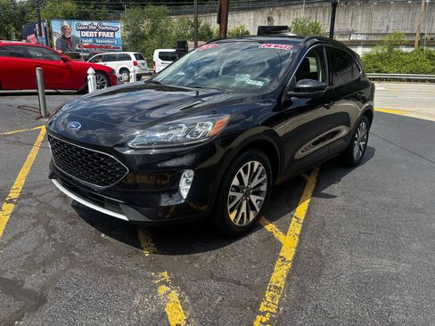 Used 2020 Ford Escape Titanium w/ Titanium Premium Package 2.0 AWD/4WD image 3
