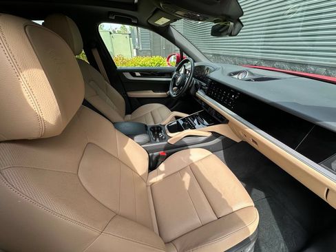Certified 2025 Porsche Cayenne S AWD/4WD image 46