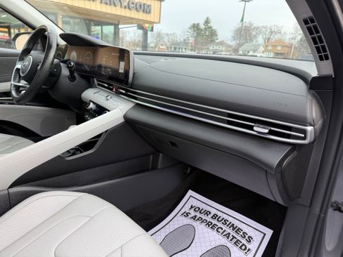 Used 2023 Hyundai Elantra Limited image 12