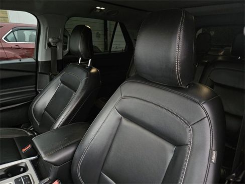 Used 2022 Ford Explorer XLT w/ Equipment Group 202A image 24