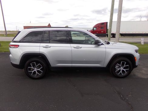 Used 2024 Jeep Grand Cherokee Limited w/ Trailer Tow Package AWD/4WD image 6