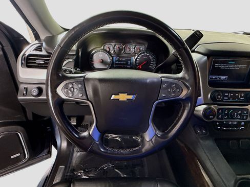 Used 2020 Chevrolet Suburban LT w/ Luxury Package RWD image 13
