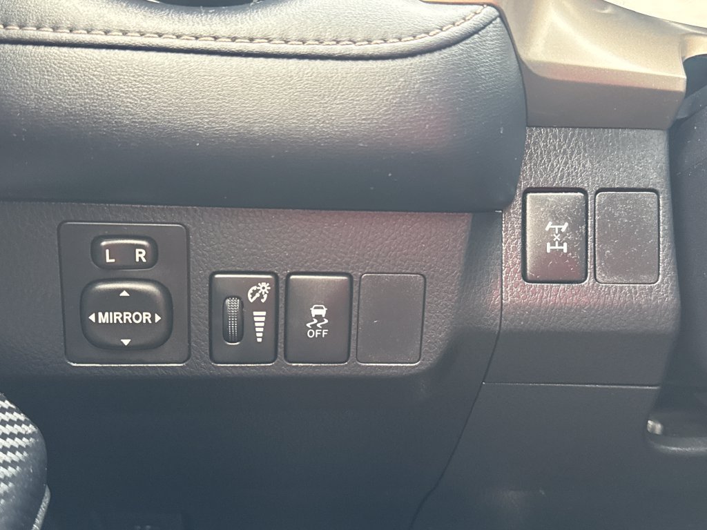 Used 2015 Toyota RAV4 XLE AWD/4WD image 32