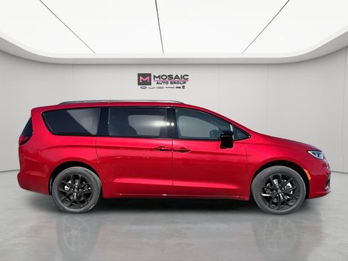 New 2026 Chrysler Pacifica Select image 2