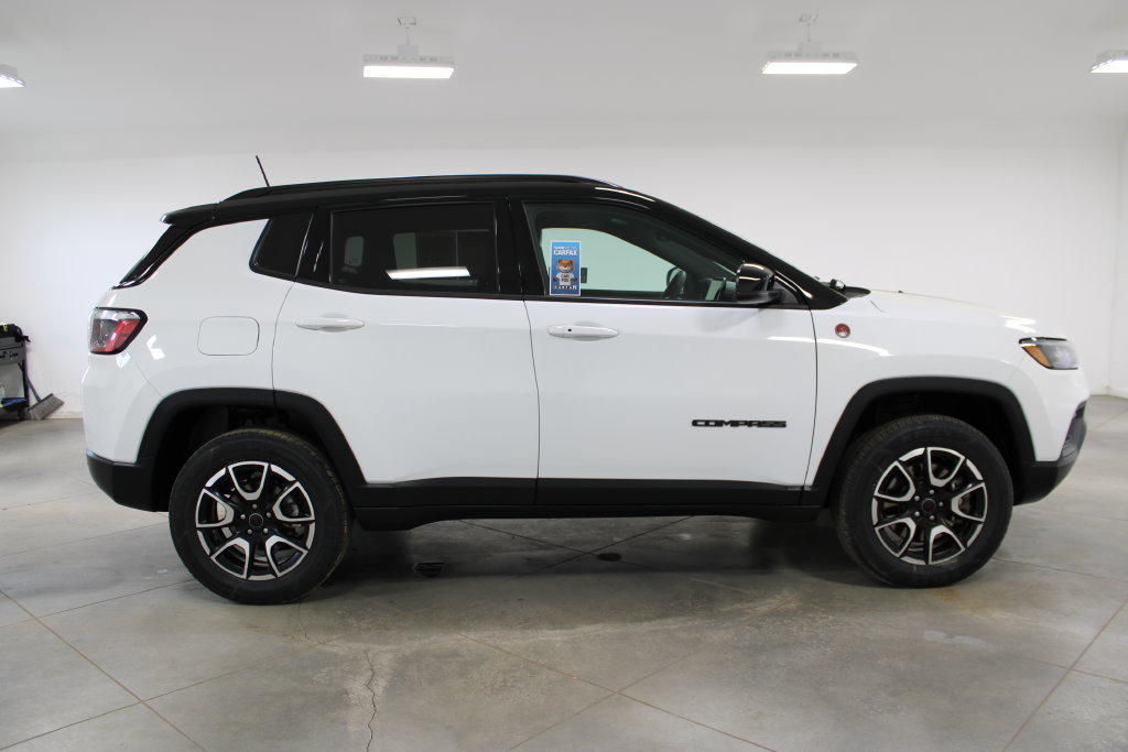 Used 2025 Jeep Compass Trailhawk AWD/4WD image 11