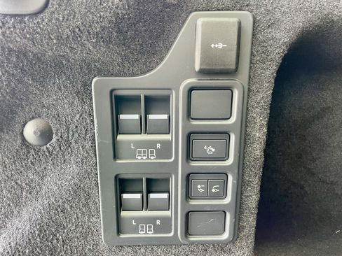 Certified 2025 Land Rover Discovery Dynamic SE AWD/4WD image 40