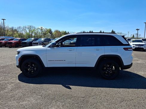 Used 2023 Jeep Grand Cherokee Altitude image 7