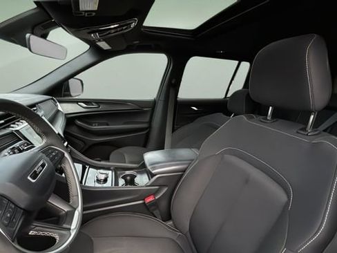 Used 2025 Jeep Grand Cherokee Laredo X w/ Luxury Tech Group I image 14