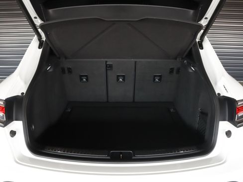Certified 2023 Porsche Macan AWD/4WD image 27