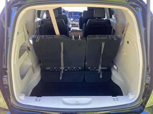 Used 2024 Chrysler Pacifica Touring-L FWD image 31