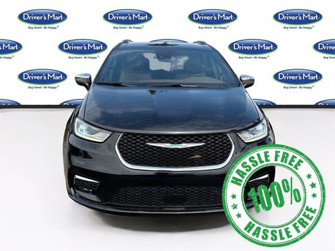 Used 2021 Chrysler Pacifica Limited w/ Uconnect Theater Family Group FWD image 2