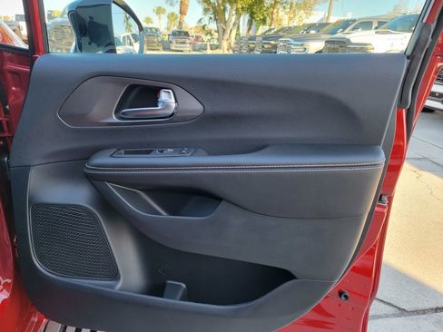 New 2026 Chrysler Pacifica Select FWD image 13