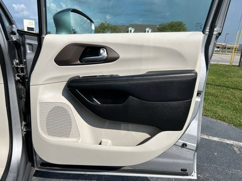 Used 2017 Chrysler Pacifica Touring-L w/ Tire & Wheel Group FWD image 52