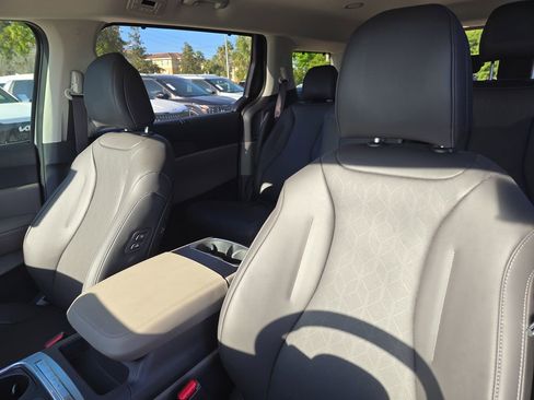 New 2026 Kia Carnival EX FWD image 22