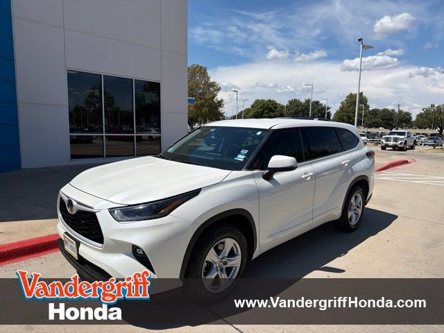 Used 2021 Toyota Highlander LE FWD image 1