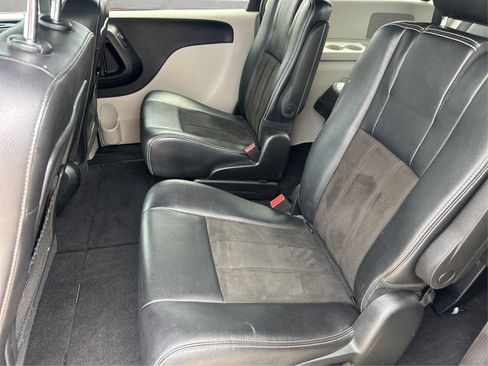 Used 2019 Dodge Grand Caravan SXT FWD image 12