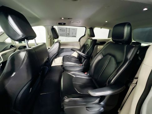 Used 2023 Chrysler Pacifica Touring-L FWD image 29