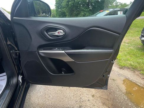 Used 2019 Jeep Cherokee Limited AWD/4WD image 25