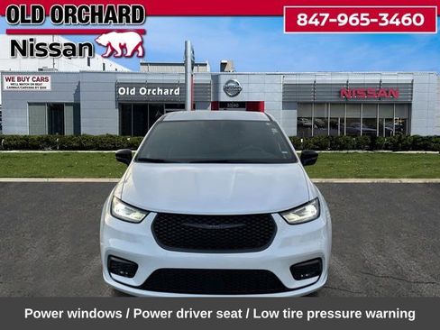 Used 2024 Chrysler Pacifica Select image 2