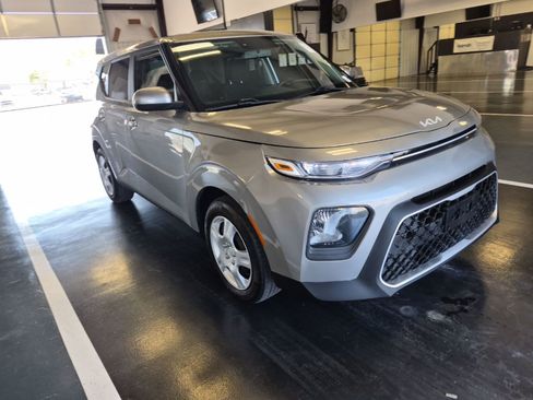Used 2022 Kia Soul LX FWD image 2