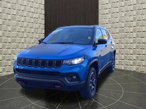 Used 2025 Jeep Compass Trailhawk w/ Trailhawk Convenience Group AWD/4WD image 9