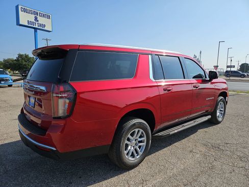 Used 2024 Chevrolet Suburban LT w/ Luxury Package AWD/4WD image 13