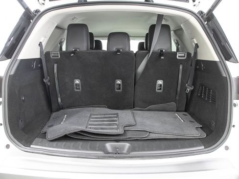 Used 2024 Nissan Pathfinder SL AWD/4WD image 9