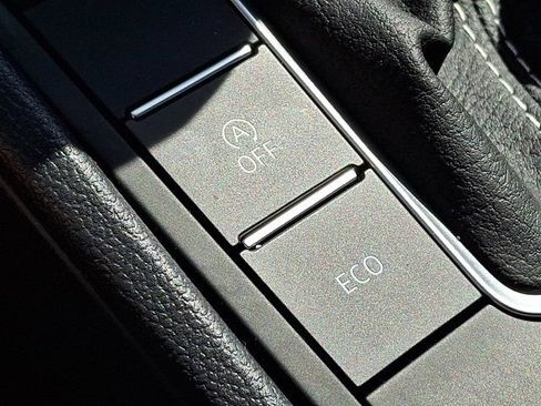 Certified 2025 Volkswagen Jetta SE FWD image 28