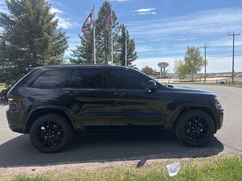 Used 2019 Jeep Grand Cherokee Altitude AWD/4WD image 4