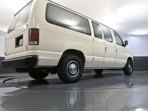 Used 1995 Ford E-150 and Econoline 150 Club Wagon RWD image 40