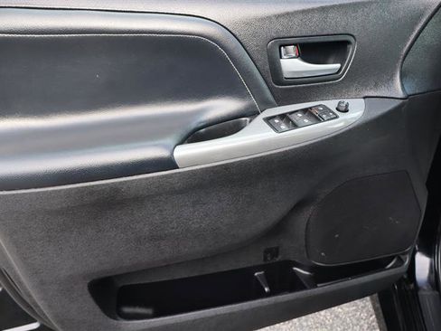 Used 2016 Toyota Sienna SE image 8