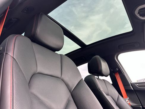 Certified 2022 Porsche Macan S image 18