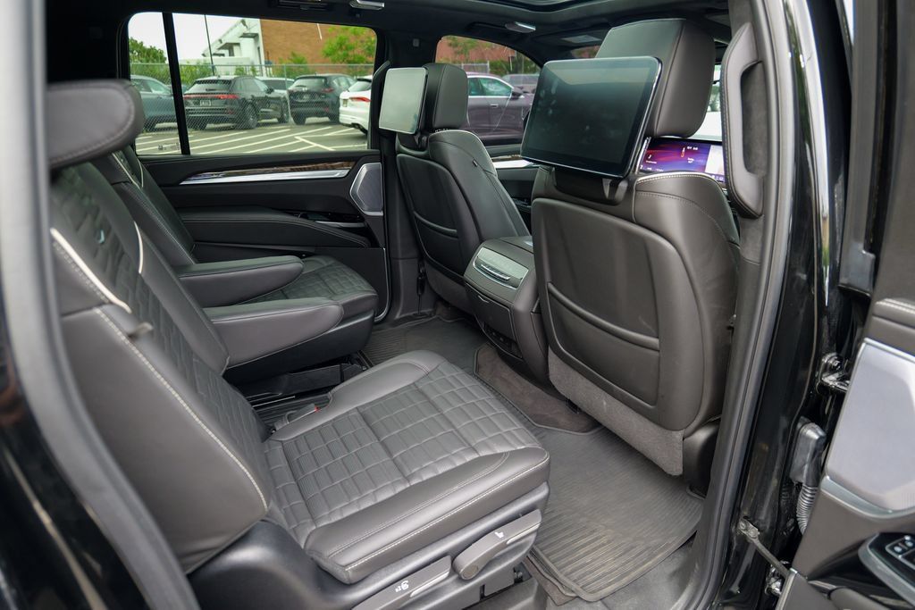 Used 2025 Cadillac Escalade ESV Sport Platinum AWD/4WD image 31