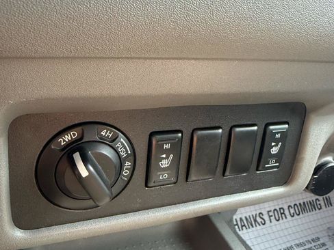 Used 2007 Nissan Frontier LE w/ Leather Pkg AWD/4WD image 13