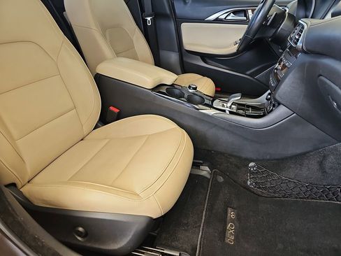 Used 2017 INFINITI QX30 Premium w/ Navigation Package image 13