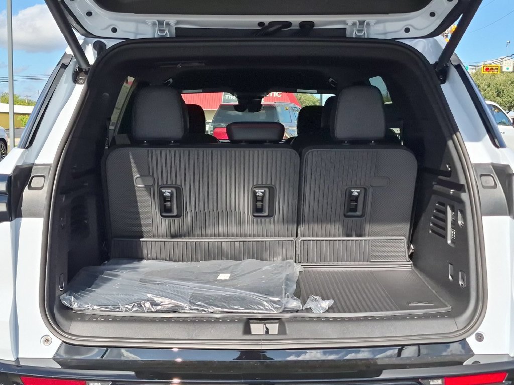 New 2027 Chevrolet Traverse RS w/ LPO, Floor Liner Package FWD image 25
