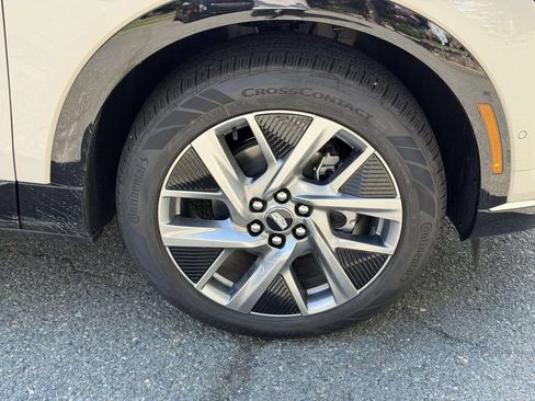 Used 2027 Cadillac Optiq Luxury w/ LPO, Floor Liner Package AWD/4WD image 7
