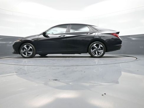 Certified 2023 Hyundai Elantra Limited w/ Preferred Accessory Package image 33