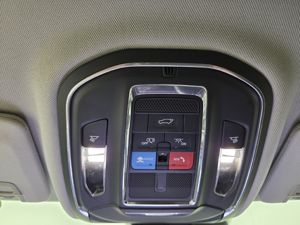 Used 2023 Jeep Grand Cherokee Limited w/ Black Appearance Package AWD/4WD image 13