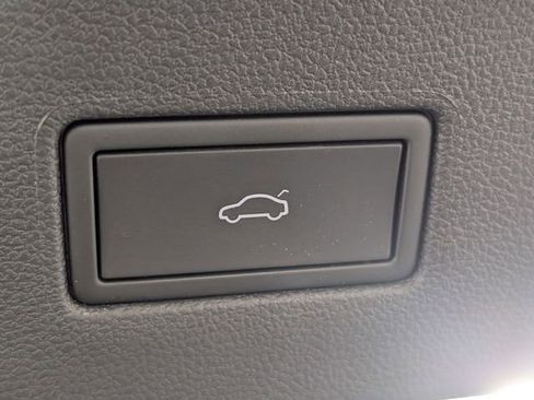 Used 2024 Volkswagen Tiguan SE image 32